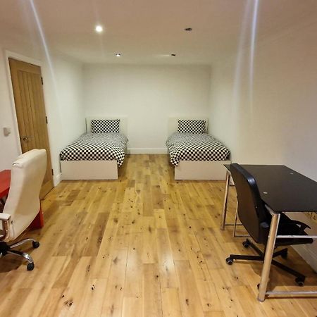 Comfort Sleep - Rooms With Shared Facilities Γουίνσδορ Εξωτερικό φωτογραφία