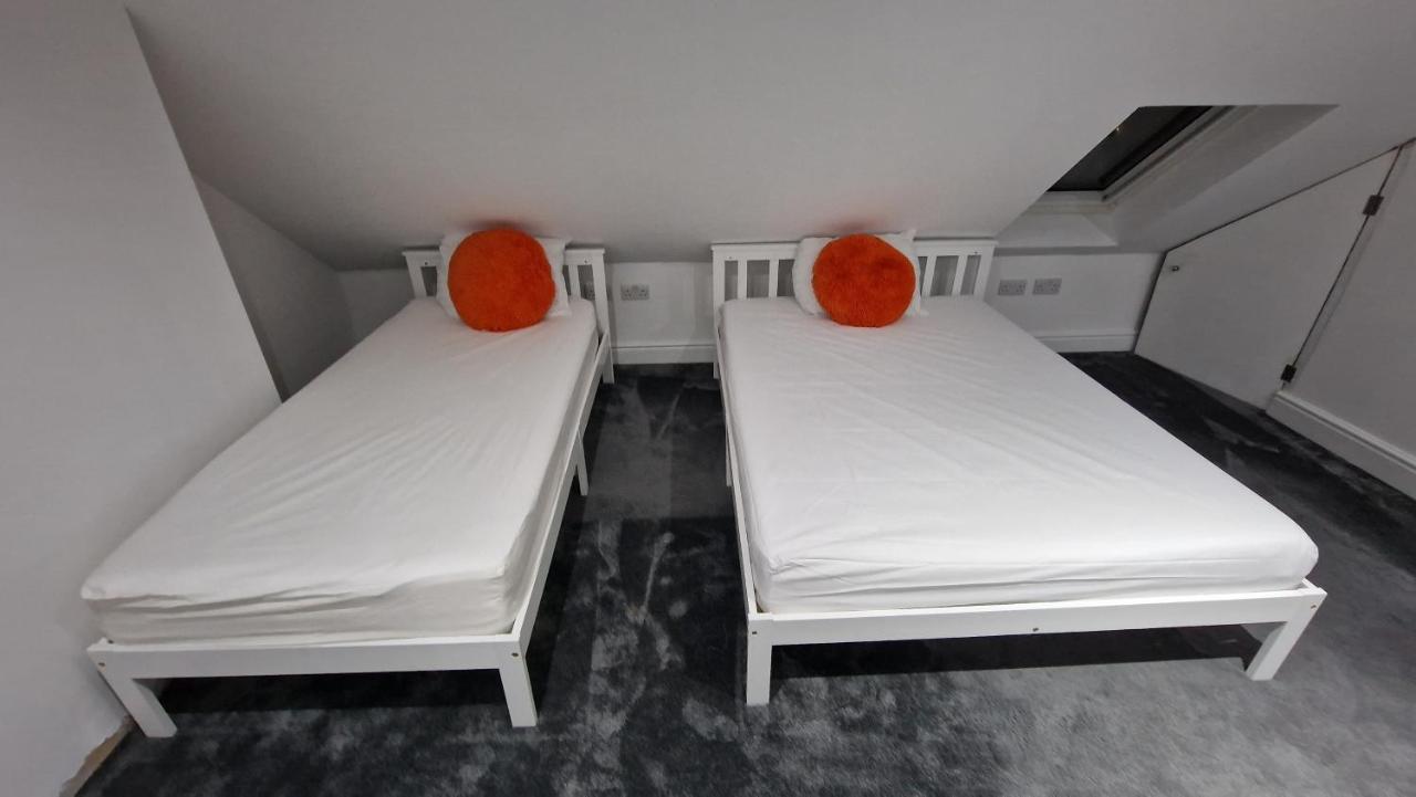 Comfort Sleep - Rooms With Shared Facilities Γουίνσδορ Εξωτερικό φωτογραφία