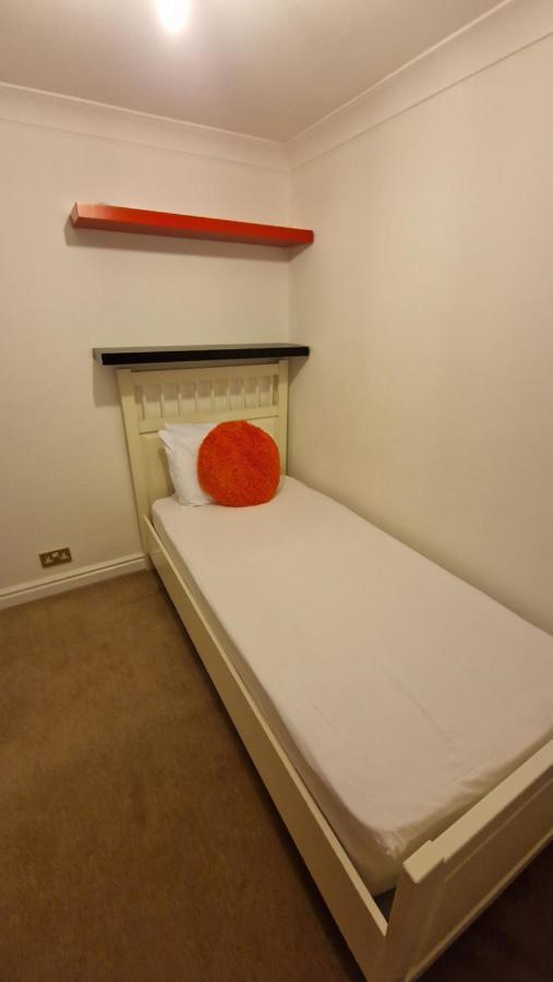 Comfort Sleep - Rooms With Shared Facilities Γουίνσδορ Εξωτερικό φωτογραφία