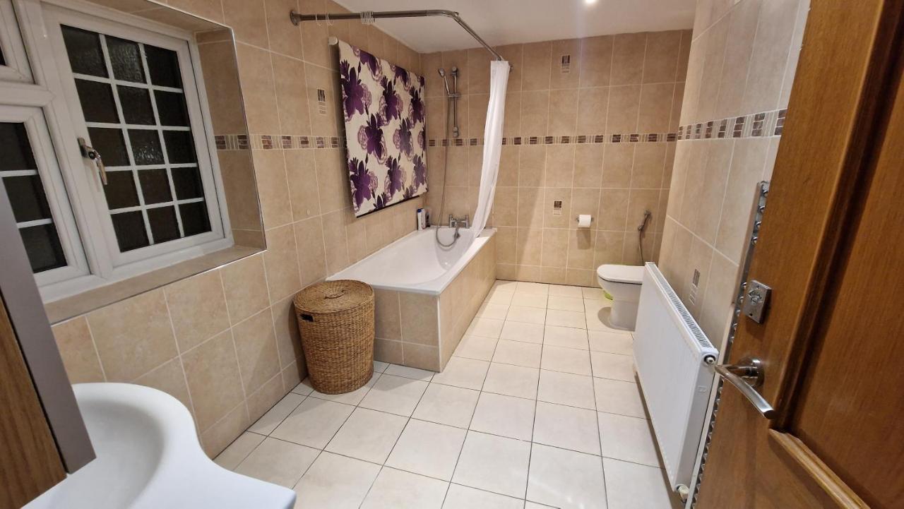 Comfort Sleep - Rooms With Shared Facilities Γουίνσδορ Εξωτερικό φωτογραφία