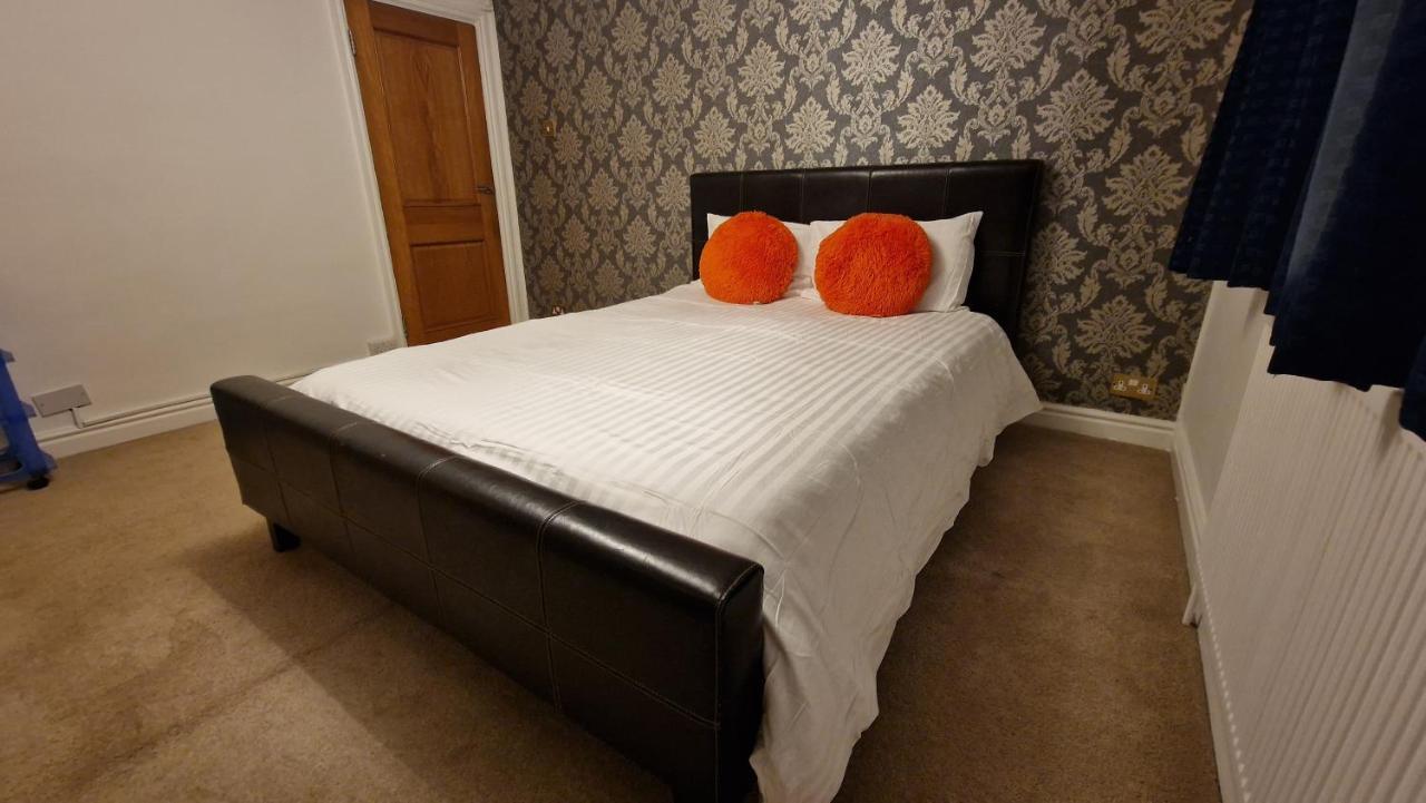 Comfort Sleep - Rooms With Shared Facilities Γουίνσδορ Εξωτερικό φωτογραφία
