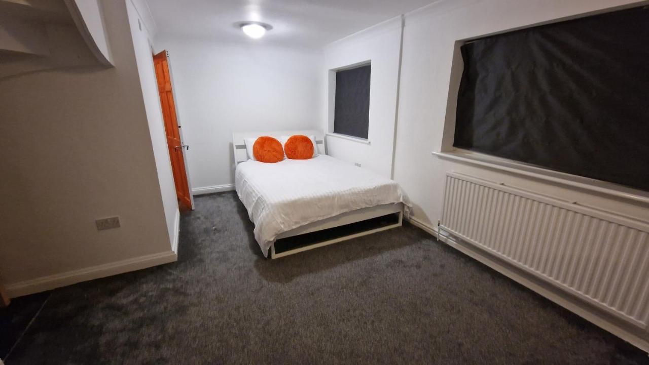 Comfort Sleep - Rooms With Shared Facilities Γουίνσδορ Εξωτερικό φωτογραφία