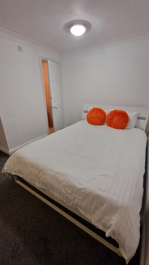 Comfort Sleep - Rooms With Shared Facilities Γουίνσδορ Εξωτερικό φωτογραφία