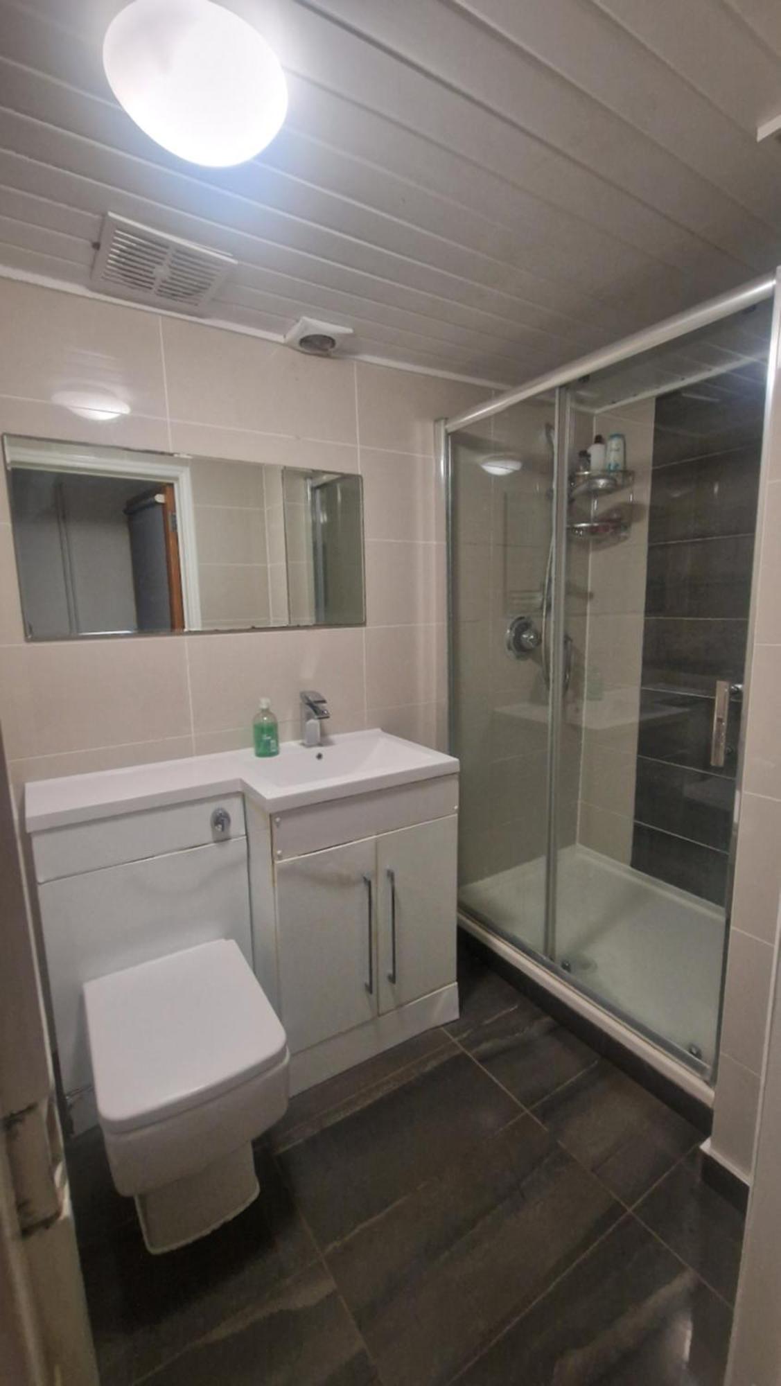 Comfort Sleep - Rooms With Shared Facilities Γουίνσδορ Εξωτερικό φωτογραφία