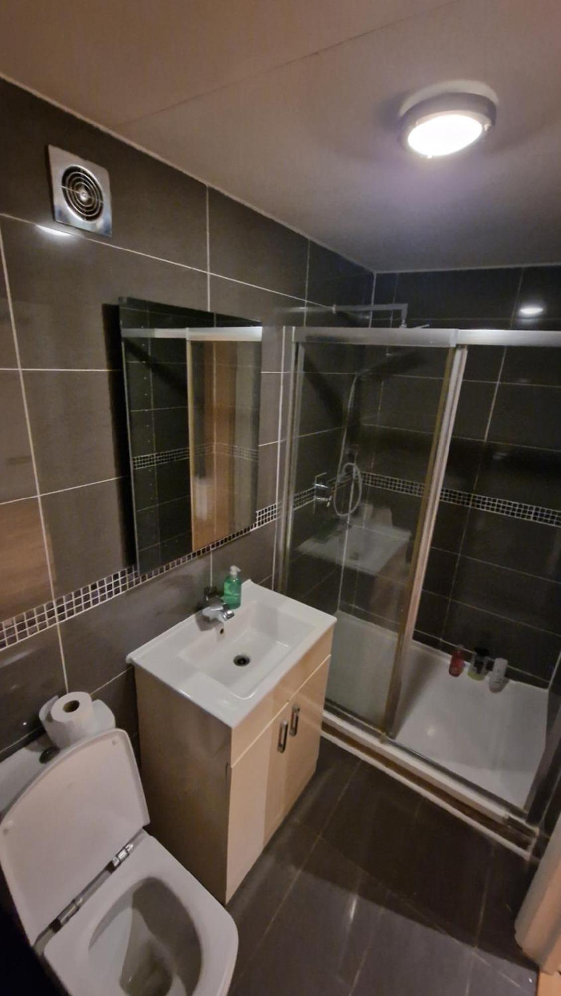 Comfort Sleep - Rooms With Shared Facilities Γουίνσδορ Εξωτερικό φωτογραφία