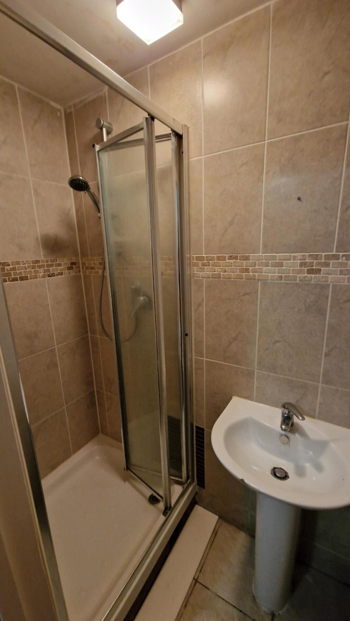 Comfort Sleep - Rooms With Shared Facilities Γουίνσδορ Εξωτερικό φωτογραφία